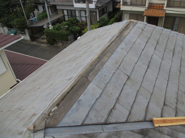 稲美町の既存棟板金と木下地の取り外し